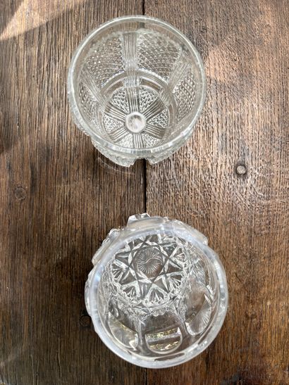 null 
Deux gobelets en verre taillé à décor de pointes de diamants. 


France, début...