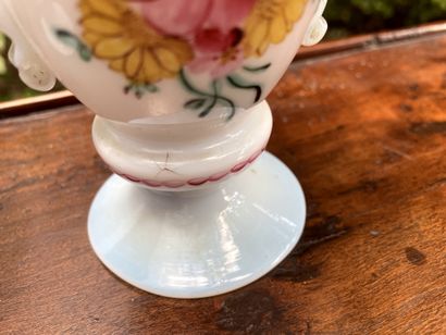 null Paire de vases à anses en verre blanc de lait à décor de bouquet fleuri 

XIXème...
