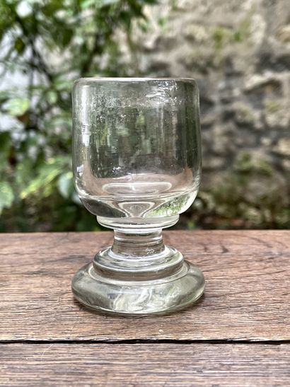 null Lot including : 

- Glass stemware. Bohemia, circa 1830. H. 13,8 cm

- A glass...