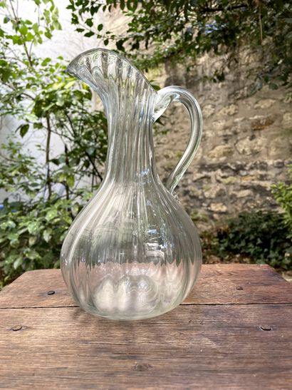  Blown glass cider pitcher. 
Normandy, late 18th century 
H. 25 cm