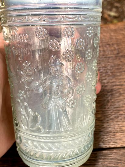 null Gobelet en verre opalescent à décor d’un couple.

Daté 1645 - fin XIXe siècle

Copie...