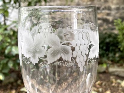 null Lot including: 

- Pair of commemorative glassware engraved with a flowery garland...