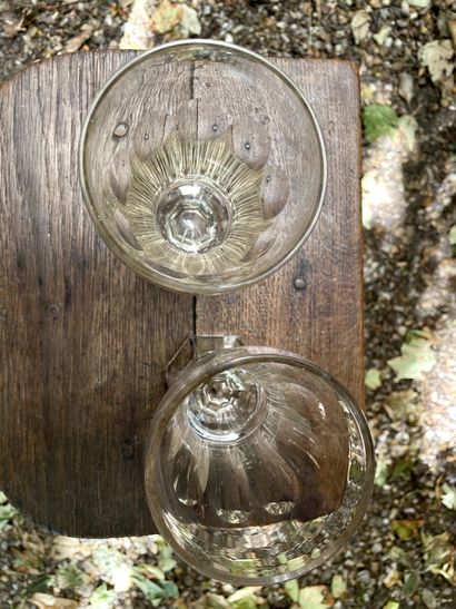 null Lot including : 

- Two blown glass stemmed glasses with engraved decoration....