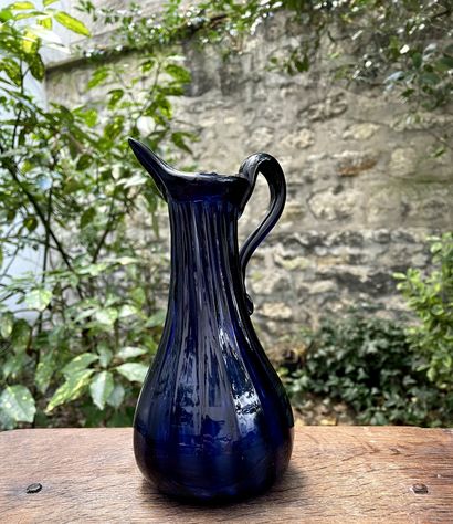 null Blue blown glass decanter with twisted ribs.Normandy ? 18th century 

H. 20...