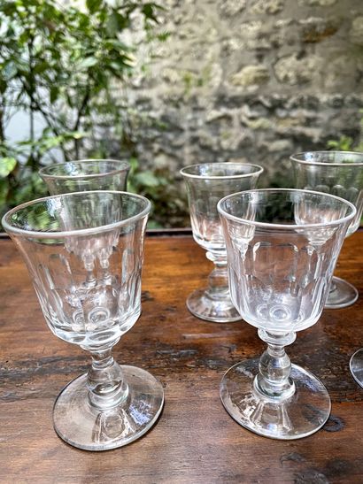 null Six small stemmed glasses

19th century

H. 11 cm

(rare small chips)
