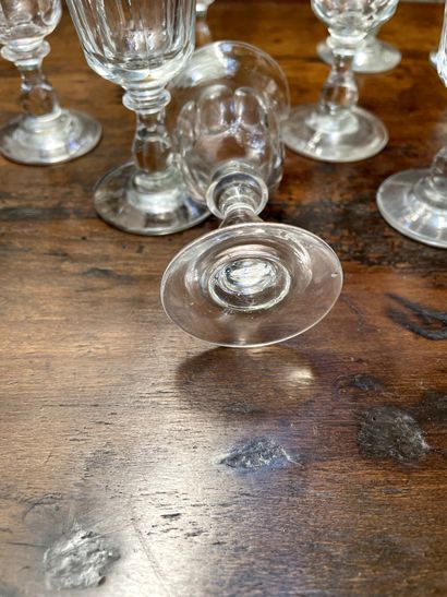 null Nine glass alcohol stemmed glasses 

H. 9,1 cm

(small chips)