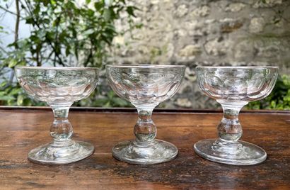 null Three small cut glass cups.

19th century

H. 8 cm

(a small chip under the...