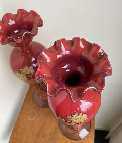 null 
Paire de haut vase à col juponné en verre corail émaillé or de marguerites



H....