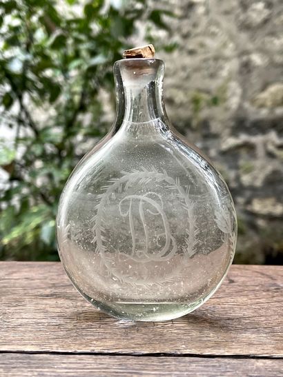 null 
Engraved glass travel or pocket bottle with "DL" monogram


18th century


H....