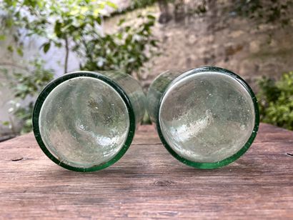  Two green blown glass jars. 
19th century 
H. 16,5 cm (small chip at the edge of...