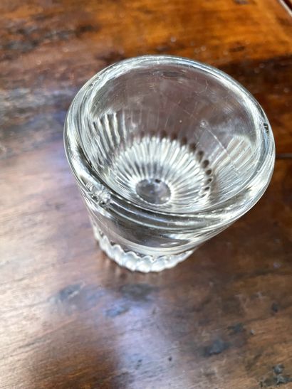 null Six glass liqueur glasses 

H. 7 cm 

(chips)