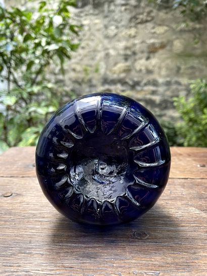 null Blue blown glass decanter with twisted ribs.Normandy ? 18th century 

H. 20...