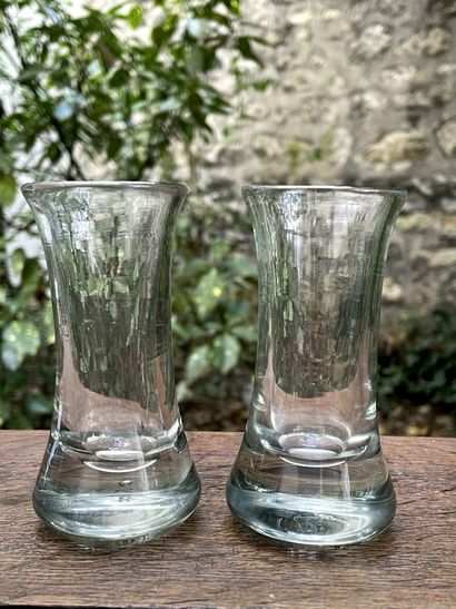 null Lot including : 

- Glass stemware. Bohemia, circa 1830. H. 13,8 cm

- A glass...