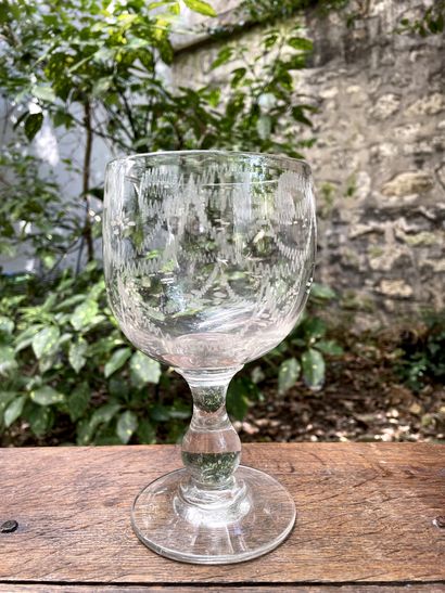 null Lot including : 

- Two blown glass stemmed glasses with engraved decoration....