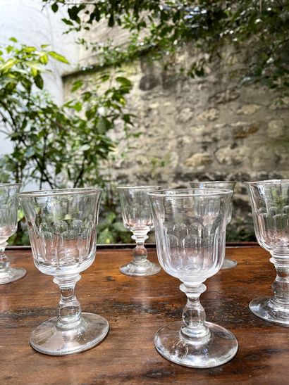 null Six small stemmed glasses

19th century

H. 11 cm

(rare small chips)