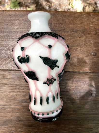 null A multi-layer opaline vase with flowers, wheels, etc...

Peking glassware ?...