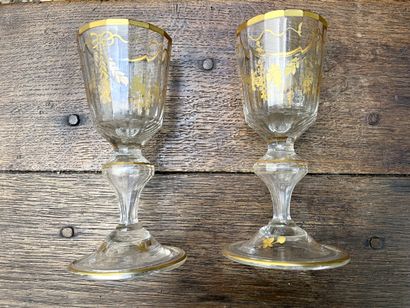  Deux verres en verre à décor doré de fleurs et guirlandes. 
XVIIIe siècle 
H. 14,5...
