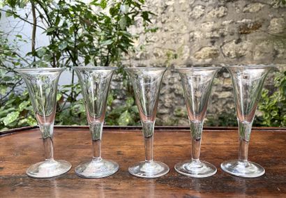 null Five glass flutes 

Early 19th century

H.12,7 cm 

(small chips)