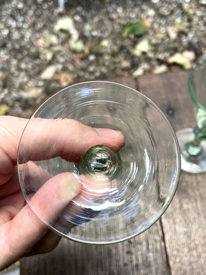 null Lot comprenant : 

- Deux verres à pied en verre soufflé fumé. XIXe siècle....