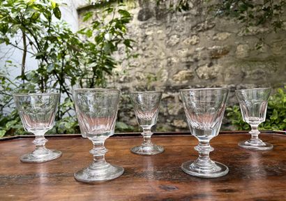 null Five glasses in cut blown glass.

H. 10,5 cm approx.