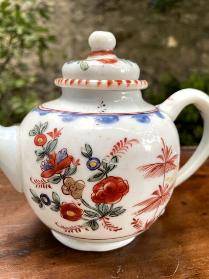 null Lot of white glass of milk including : 

- Teapot with chinoisant decoration....
