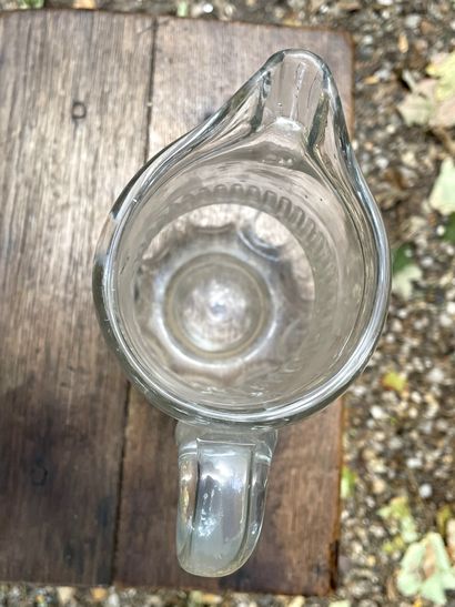 null 
Pichet en verre moulé incolore 



Normandie, début XIXème siècle 



H. 23,2...