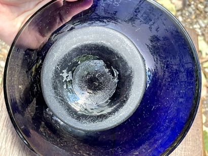null Coupe en verre bleu

XIXe siècle

Diam. 21,6 cm



On y joint un couvercle en...