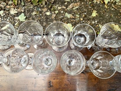 null Glass serving set: 

- Fifteen glass stemware. H. 14,6 cm. (chips, cracks)

-...