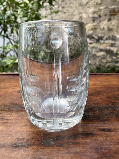 null 
Lot comprenant : 


- Chope en verre. H. 13,4 cm (rayures)


- Carafe en verre....