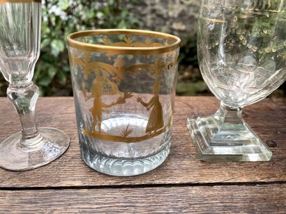 null Lot comprenant : 

- Trois verres sur pied à décor doré. Circa 1820 (manque...