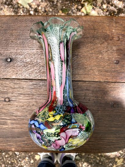 null Vase en verre à haut col juponné.

Italie, Murano, début XXe siècle.

H. 19...