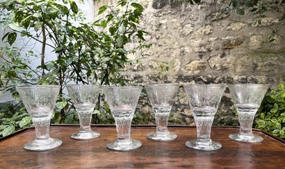 null Six glass stemmed glasses engraved with garlands 

19th century

H. 13 cm