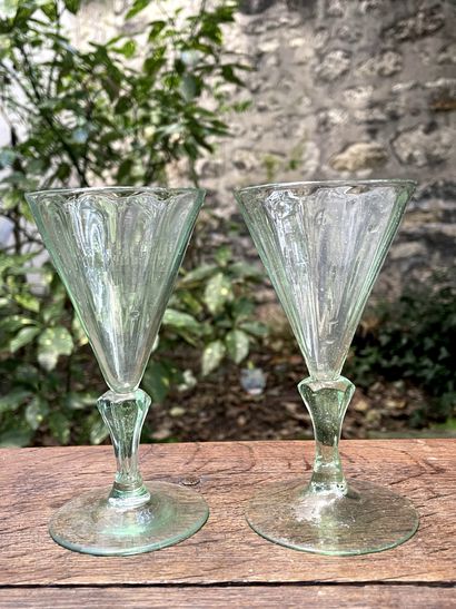 null Lot comprenant : 

- Deux verres à pied en verre soufflé fumé. XIXe siècle....