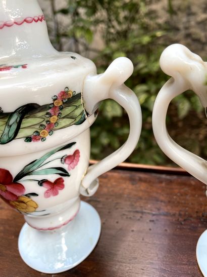 null Paire de vases à anses en verre blanc de lait à décor de bouquet fleuri 

XIXème...