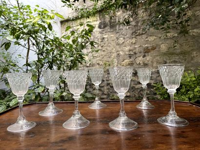 null Sept verres à pied en verre soufflé 

Angleterre ou Liège (?), XVIIIe siècle

H....
