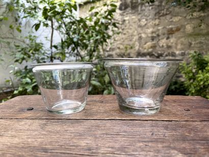null Dix petits pots à gelée en verre incolore transparent de forme tronconique.

France,...