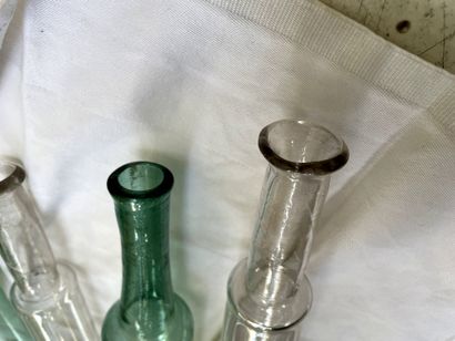 null Quatre bouteilles en verre dont une paire colorée bleu-vert.

Fin XVIIIe siècle

H....