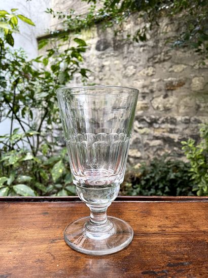 null Ten blown and cut glass bistro glasses.

19th century

H. 17 cm approx.