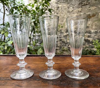 null Lot including : 

- Three glass champagne flutes. One of the same model is attached....