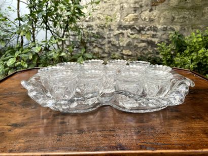 null Thirteen glasses and a moulded crystal tray.

Early 19th century

H. 6,2 cm...