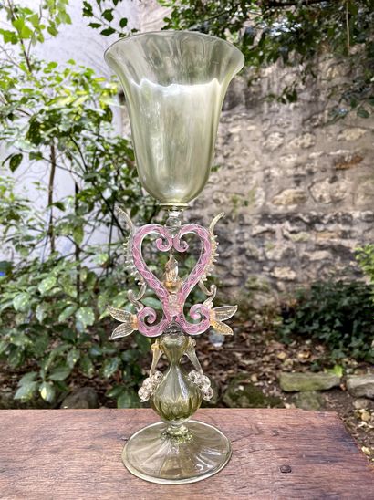  Grand verre à jambe dit “verre à serpent” en verre vert et rose. 
Murano, XIXe siècle...
