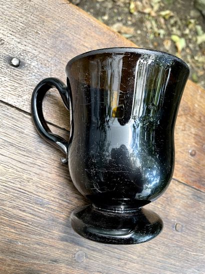 null 
Smoked glass mug.


19th century


H. 12 cm


(scratches)
