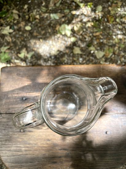 null Pitcher in blown glass

19th century

H. 24 cm