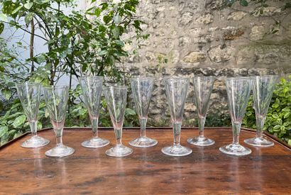 null Nine glass flutes 

Early 19th century

H. 15 cm approx.

(rare small chips...