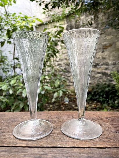 null Deux flûtes en verre soufflé.

Liège, fin XVIIIe - début XIXe siècle

H. 16,5...