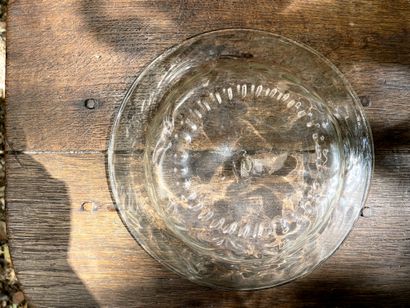 null Assiette creuse en verre soufflé

XVIIIe siècle

Diam. 21,5 cm