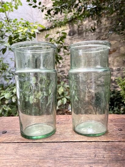  Deux bocaux en verre soufflé vert. 
XIXe siècle 
H. 16,5 cm (petit éclat au bord...