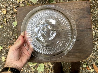 null 
Lot including: 


- A cut crystal plate. Diam. 22,3 cm


- Cut and moulded...