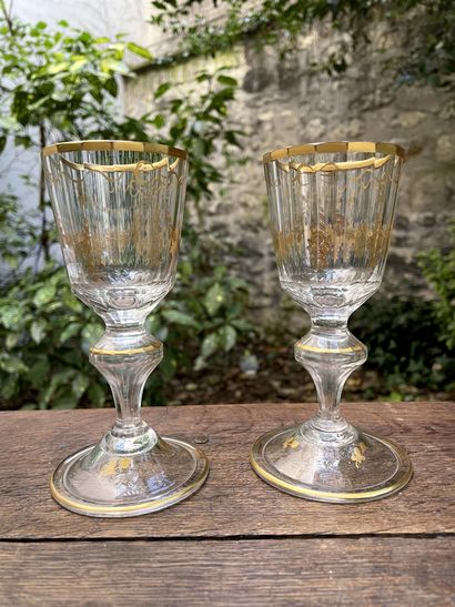 null 
Two glass glasses with gilded decoration of flowers and garlands.


18th century


H....