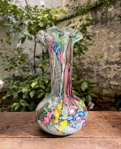 null Vase en verre à haut col juponné.

Italie, Murano, début XXe siècle.

H. 19...